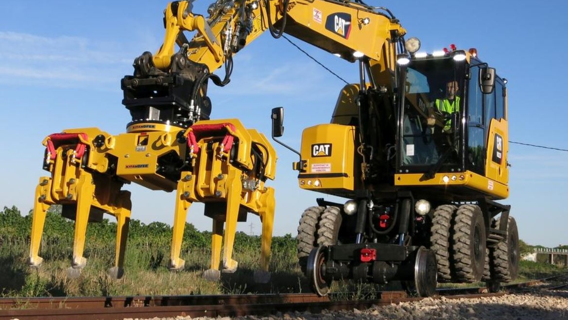 Cat Zweiwegebagger M323F – mobil auf Schiene und Straße